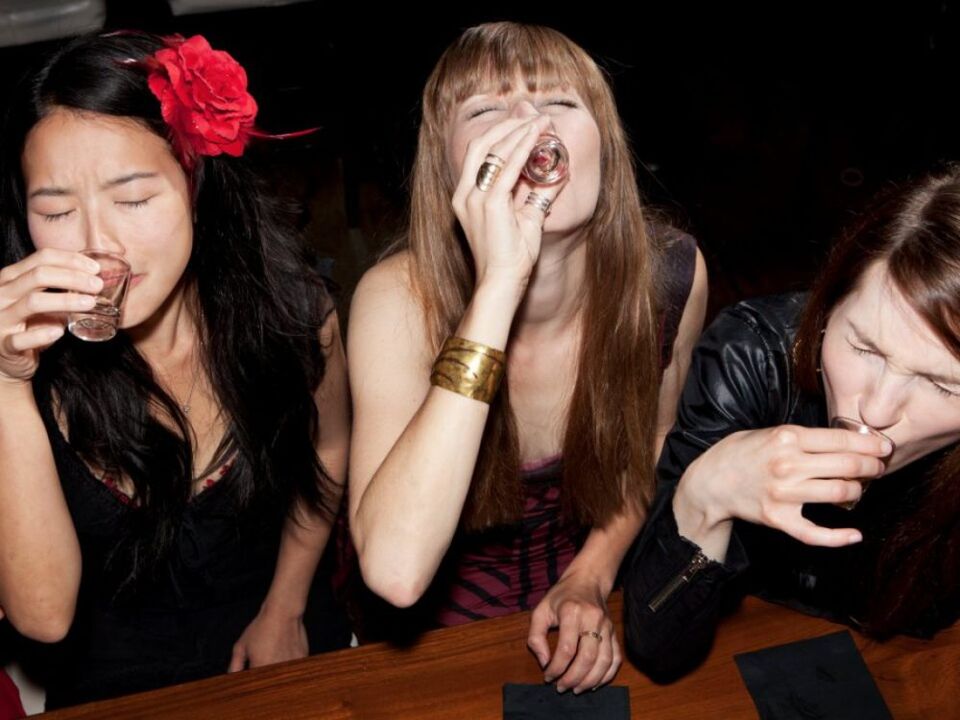 In order to fight alcohol, a woman has to break the relationship with a drinking friend